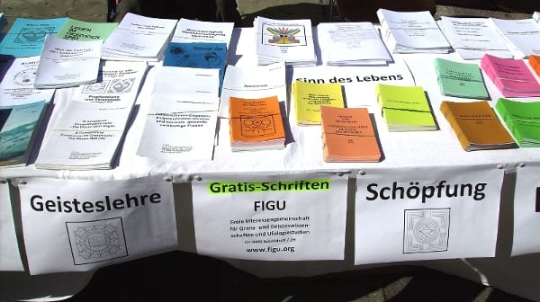FIGU-Infostand mit aufgelegten Schriften