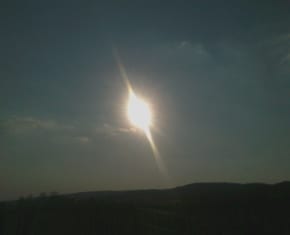 Sonne über einem Bergrücken
