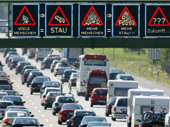 Viele Menschen und Staus als Veranschaulichung dichter Besiedlung